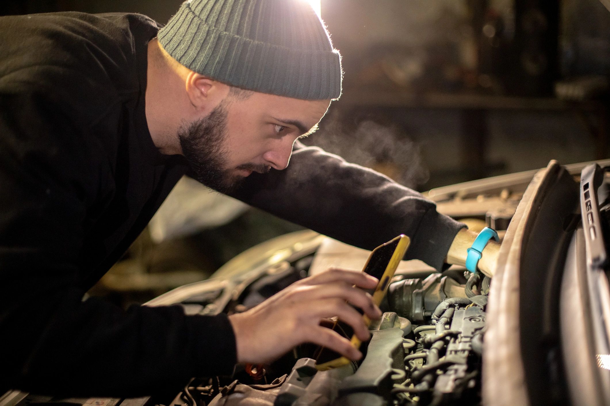 Mechanic inspecting a vehicle during mobile service